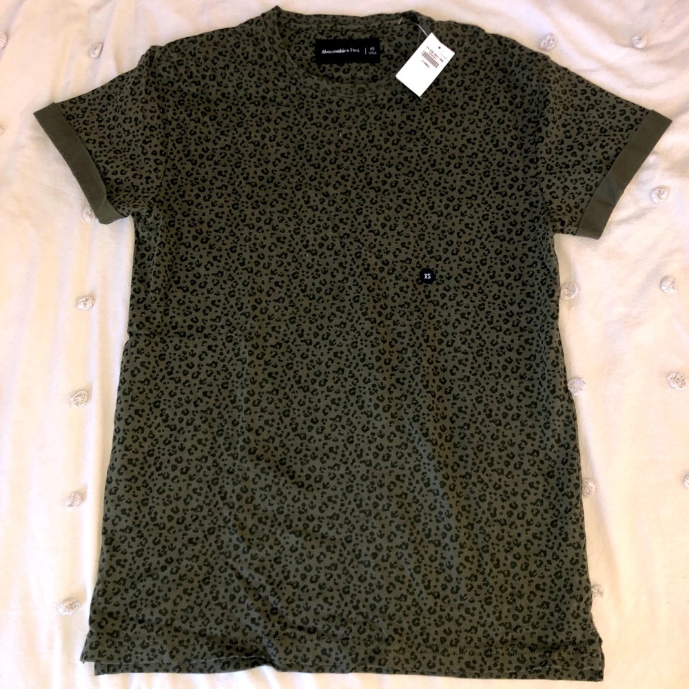 🚨ABERCROMBIE & FITCH - Olive Green Animal Print T-Shirt